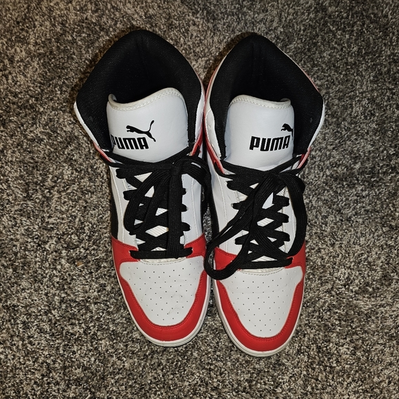 Size 11 in men's pumas like new worn only a few times 30$. Jewelry box like new. - Picture 10 of 15